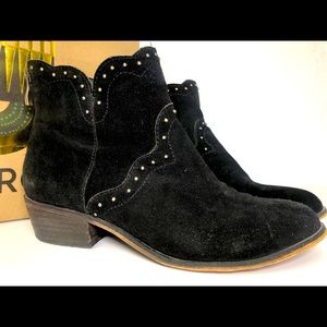 Chinese Laundry Black suede ankle booties